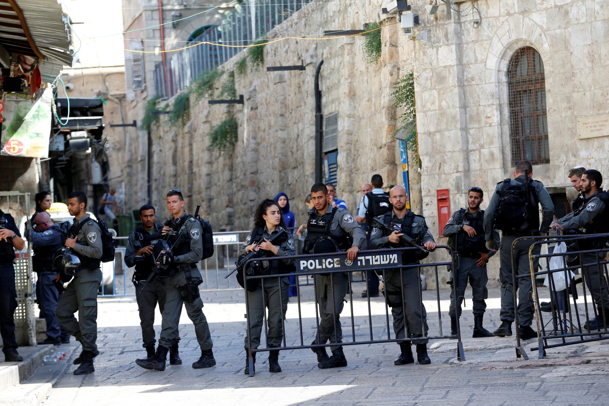الاحتلال يفرض اغلاقاً على مدينة القدس والطرق المؤدية لها